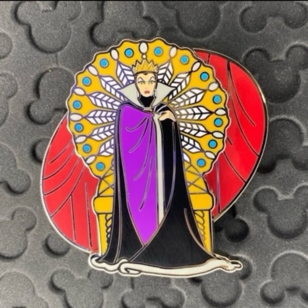 Disney parks pin-on-pin Snow White evil queen throne 3D trading pin